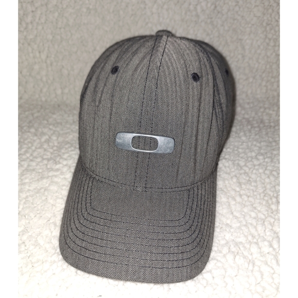 Oakley | Flex-Fit Cap in Grey - Picture 1 of 10